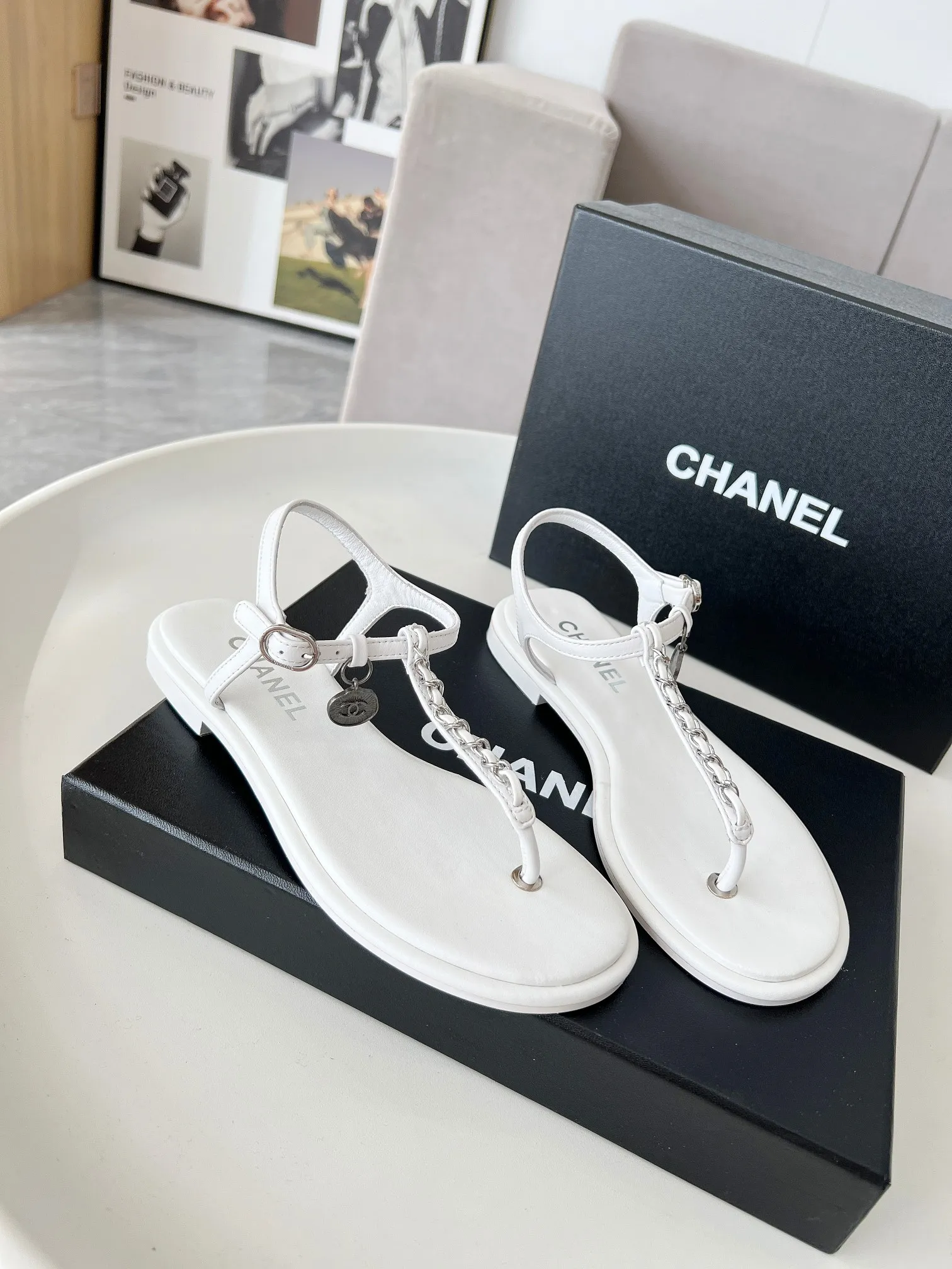 👟👟Ex-factory price 440👟👟 Genuine leather sole +40 CHANEL2025 Xiaoxiang new classic flip-up sandals👡 👄Original 1:1 molded logo🧡Exudes lasting charm Xiaoxiang sandals👡Vivid intellectual elegance👥Brings out the unique beauty of women👩‍🦰 Fabric: Sheepskin Lining: Imported sheepskin , Outsole: rubber outsole (leather outsole) Color: black/apricot/white, code number: 35-40 (41-41 customization is non-returnable and non-exchangeable): leather outsole, rubber sole